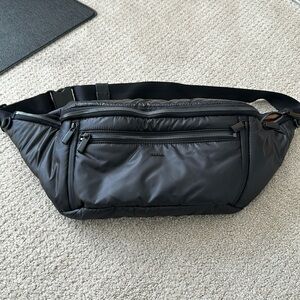 Caraa Sling Large Black